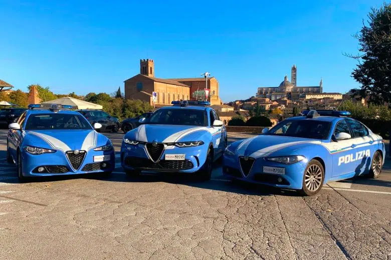 Atti persecutori e violazione di domicilio verso la ex compagna: 28enne in custodia cautelare in carcere Auto della Polizia a Siena
