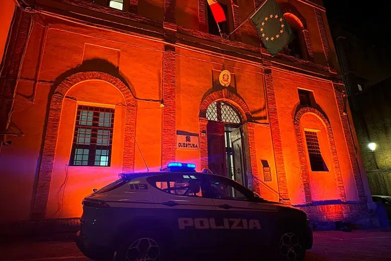 Siena, la Polizia di Stato celebra la giornata contro la violenza sulle donne La Questura di Siena illuminata in occasione della Giornata contro la violenza sulle donne