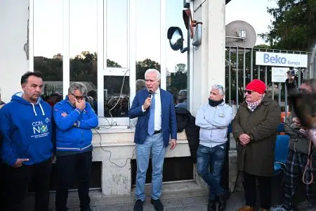 Eugenio Giani a lavoratori Beko di Siena: “Toscana con voi” Eugenio Giani alla Beko Siena