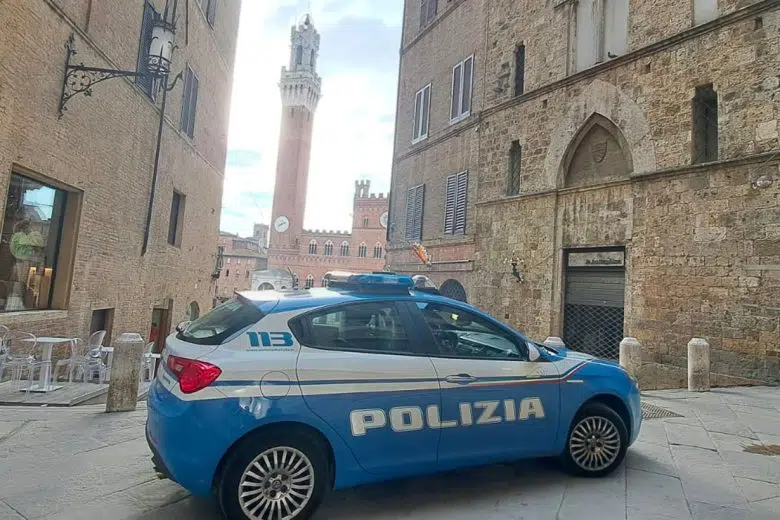 Siena, tentano rapina ma si spruzzano lo spray al peperoncino addosso Auto Polizia di Stato Siena