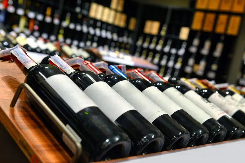 Città del Vino: Siena può tornare al centro del mondo del vino Bottiglie di vino in enoteca