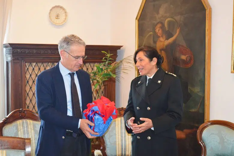 I Carabinieri Forestali donano Albero di Falcone alla Procura di Siena Il procuratore capo Andrea Boni ed il colonnello Alessandra Baldassarri