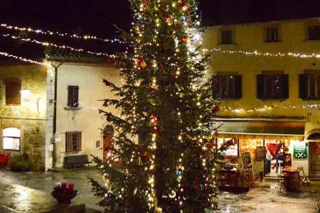 Clown e musica: un magico Natale a Castellina in Chianti Castellina in Chianti, albero di Natale