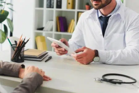 Chiusi, trasferimento temporaneo degli ambulatori dei medici di medicina generale Medico di base con paziente