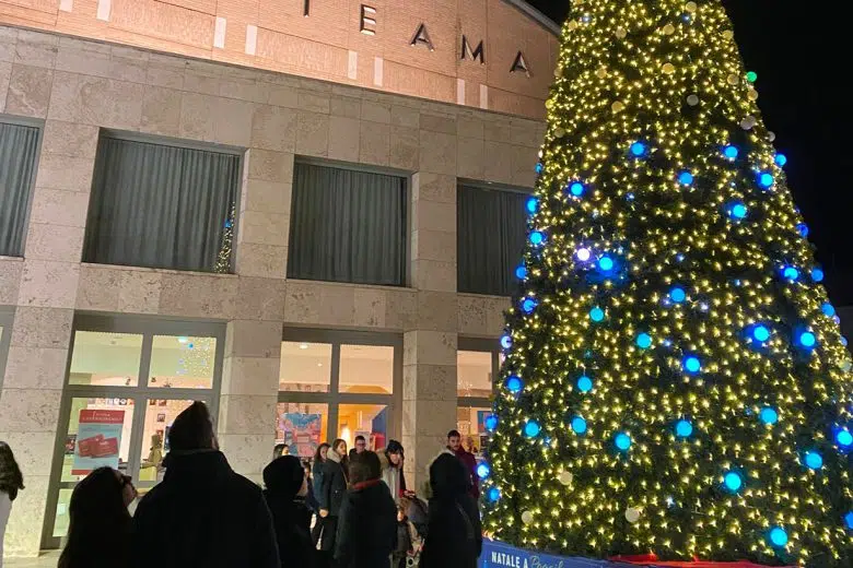 Mercatini, musica e il pullman dei supereroi per il Natale a Poggibonsi Natale a Poggibonsi, Politeama
