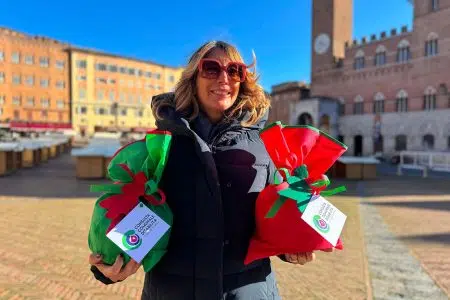 Panettoni solidali, durante il Mercato nel Campo a Siena L'assessore Micaela Papi con i panettoni solidali