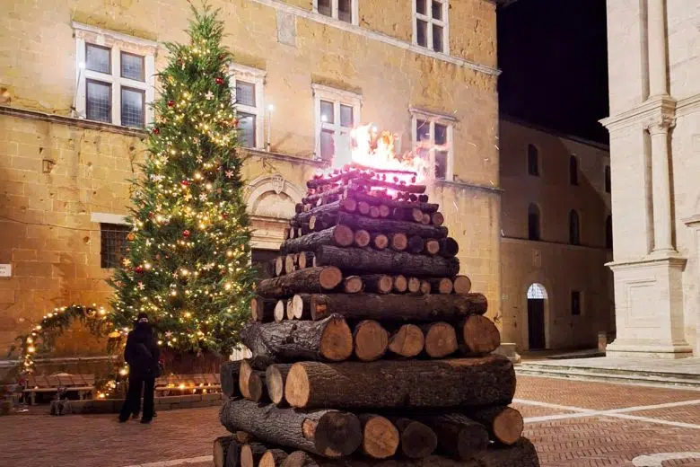 Pienza, albero e falò in piazza Pio II