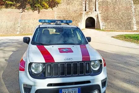 Agenti aggrediti in servizio: solidarietà e vicinanza dell’Amministrazione di Poggibonsi Poggibonsi, auto Polizia Municipale