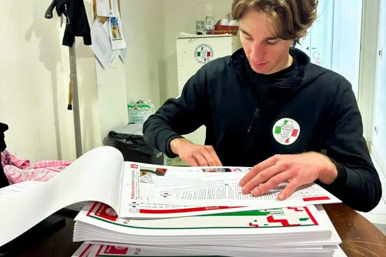 Pubblica Assistenza di Poggibonsi: IV edizione del calendario “civile” e “storico” Pubblica Assistenza di Poggibonsi, giovane con i calendari