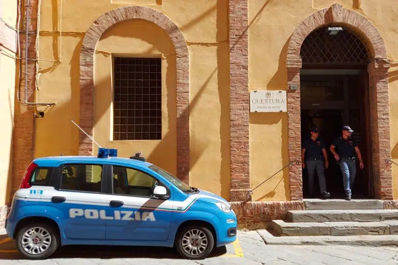 Spaccio di droga a Siena: la Polizia esegue 6 misure cautelari Questura di Siena, auto e agenti
