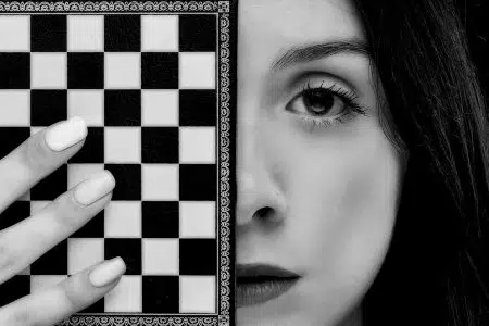 Al via a Siena il concorso fotografico sul gioco degli scacchi Scacco matto agli scacchi, ragazza e scacchiera