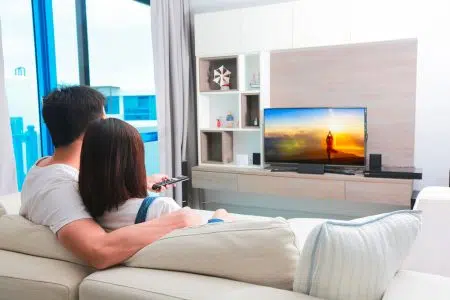 Siena, rete cablata Tv: la Giunta rinnova l’accordo Coppia guarda televisione seduta su divano
