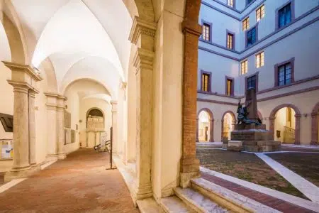 Università di Siena, arriva la prima bandiera nella storia dell’Ateneo Università di Siena, cortile rettorato