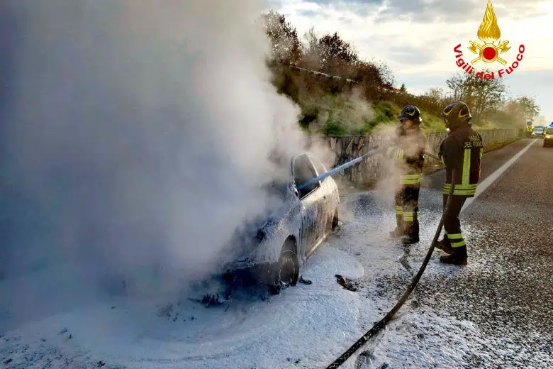 Incendio ad autovettura sulla Siena-Bettolle Vigili del Fuoco, incendio autovettura