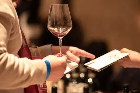 Aspettando Wine&Siena torna con “AsSaggi di Vino” tra miti, stelle e geologia Wine&Siena, bicchiere