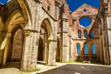 Siena e il suo territorio protagonisti campagna di comunicazione filiera costruzioni Abbazia di San Galgano