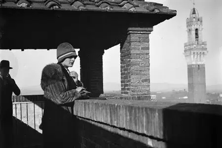A Castelnuovo prosegue la mostra “Paesaggi con figura. Immagini di Toscana dagli Archivi Alinari” Archivi Alinari, ritratto femminile siena
