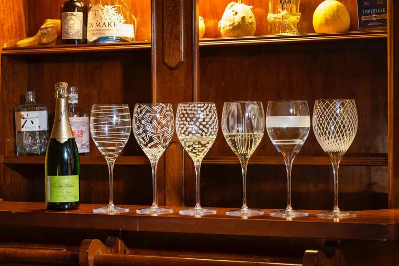 Conto alla rovescia per “AsSaggi di Vino”: tra miti, stelle e geologia, aspettando Wine&Siena "AsSasggi di Vino", bancone bar con bicchieri