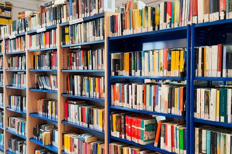 Biblioteca comunale di Sinalunga, scaffale