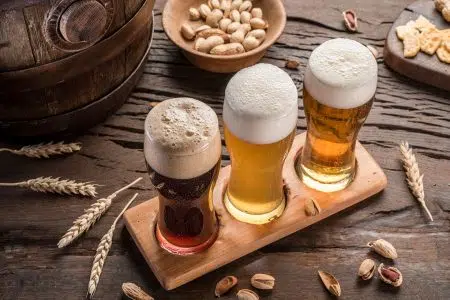 Birra, Coldiretti: taglio accisa salva cento birrifici toscani? Birra artigianale, bicchieri su tavolo legno