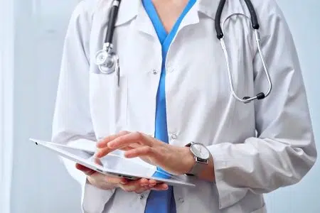 Cartella clinica elettronica unica, avanza la sperimentazione in Toscana Cartella elettronica, medico donna