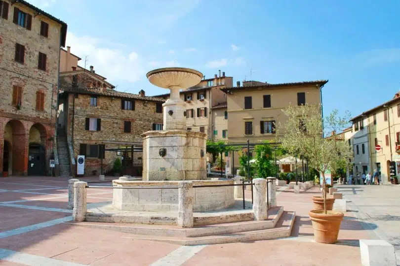 Castelnuovo Berardenga, fontana piazza Marconi