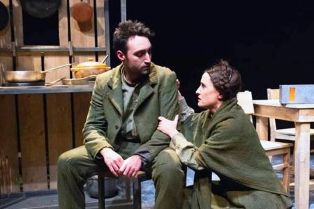 “I Mezzalira – panni sporchi fritti in casa” al Teatro dei Rozzi I Mezzalira, scena dello spettacolo