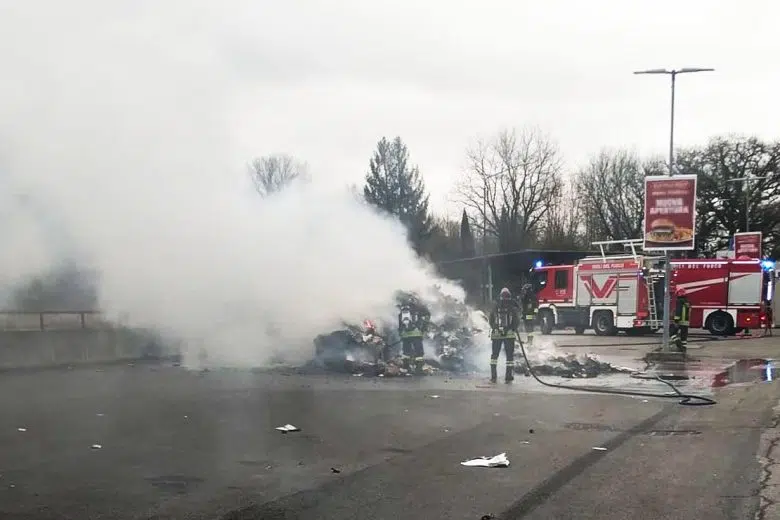 Incendio a veicolo di Sei Toscana a Siena Incendio mezzo Sei Toscana a Siena
