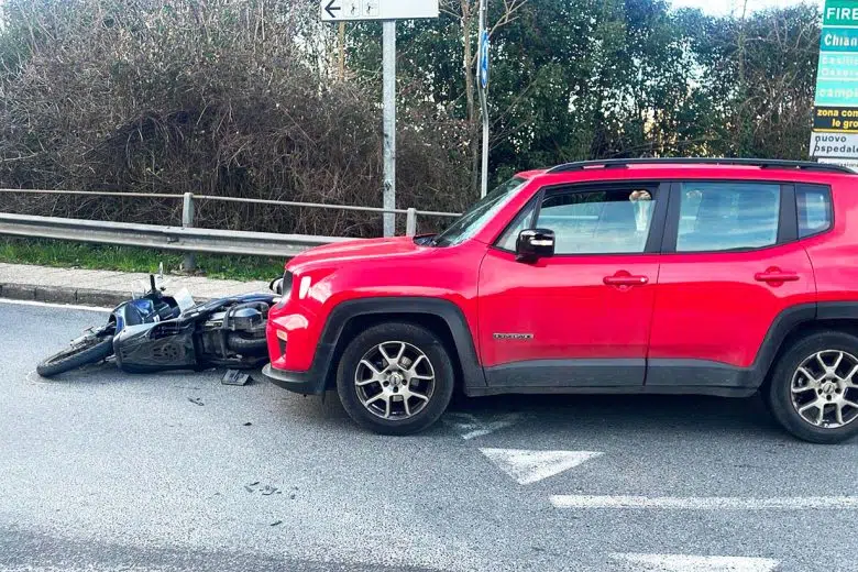 Incidente tra auto e moto a Siena, un ferito Incidente tra auto e moto a Siena