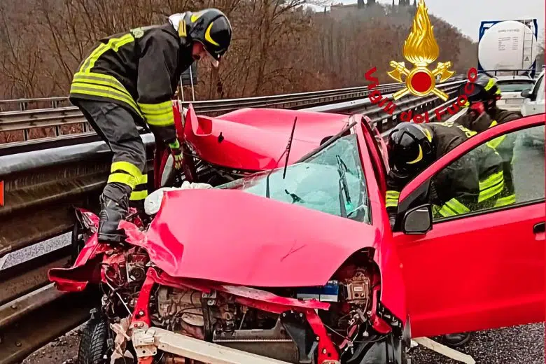 Incidente tra auto e camion sulla Siena-Bettolle: un ferito gravissimo Incidente Siena-Bettolle, auto, Vigili del Fuoco