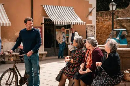 “La dolce villa”, su Netflix il film girato nel centro storico di San Quirico d’Orcia La dolce villa, scena del film