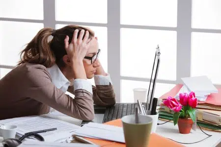 Lavoro, Psicologi toscani: “Cinque consigli per ripartire dopo le feste” Stress al lavoro, donna su scrivania
