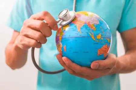 Poggibonsi, al Centro Accabì un convegno sull’oncologia integrata Medico salute ambiente, mappamondo, stetoscopio