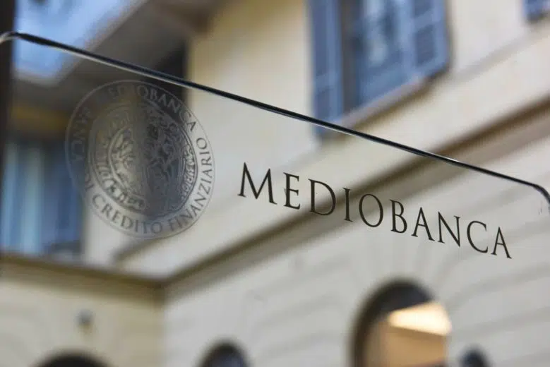 Mediobanca: ops Mps “ostile e contraria a interessi banca” Mediobanca, logo, vetrata