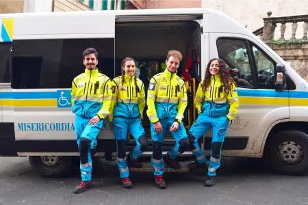 “Come ti salvo il bebè!”: alla Misericordia di Siena corso di primo soccorso pediatrico Operatori della Misericordia di Siena con ambulanza