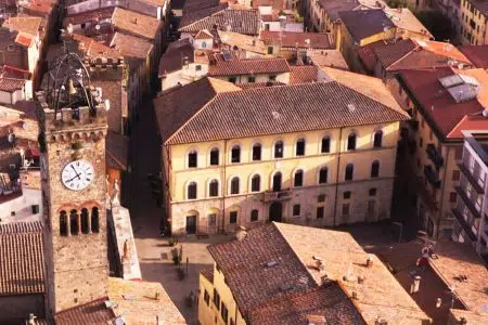 Natale 2025: arriva a Poggibonsi il ‘mercatino delle associazioni’ Palazzo Comunale di Poggibonsi, vista dall'alto