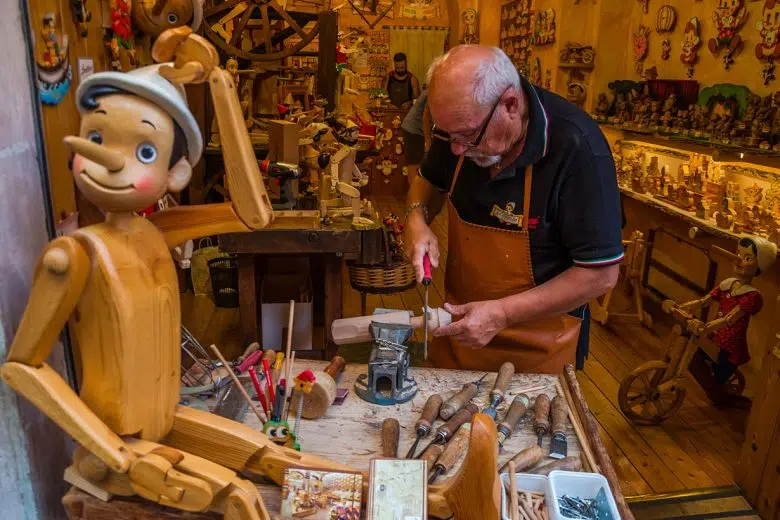 Pinocchio, artigiano in laboratorio