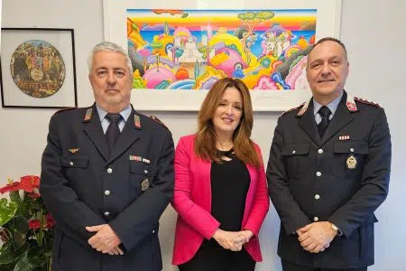 “In Palio c’è la vita”, la Polizia Locale dona il ricavato del calendario Polizia Locale di Siena consegna ricavato calendario alla Lilt