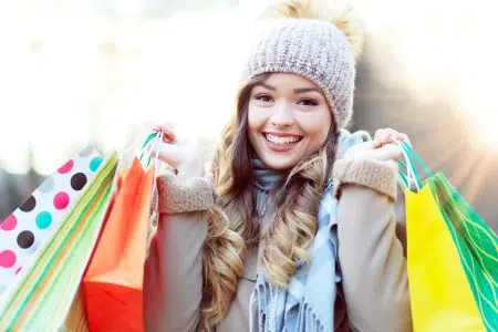 Saldi, le stime di Federconsumatori Toscana provincia per provincia Saldi invernali, ragazza con sacchetti