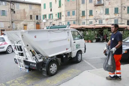 Festa della Liberazione: le variazioni ai servizi raccolta rifiuti nei comuni della provincia di Siena Sei Toscana, porta a porta, operatore e furgoncino