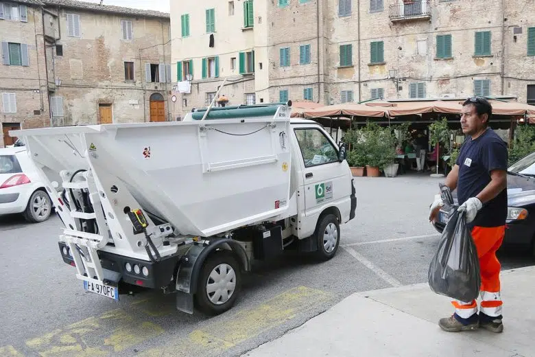 Epifania: servizi porta a porta regolari in provincia di Siena Sei Toscana, porta a porta, operatore e furgoncino