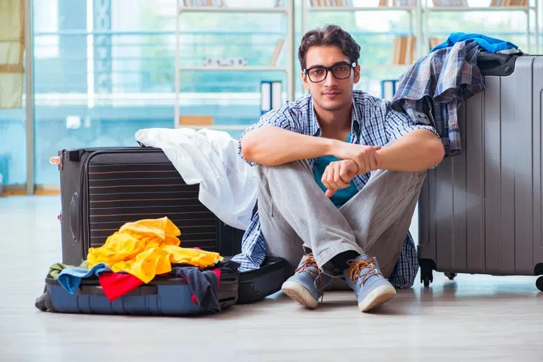 Viaggio vacanza annullato, uomo con valige