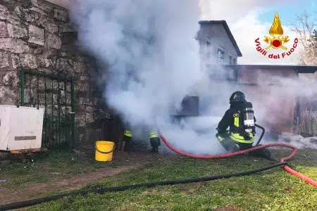Incendio in un garage a Monticiano, un ferito Vigili del fuoco, incendio garage Monticiano