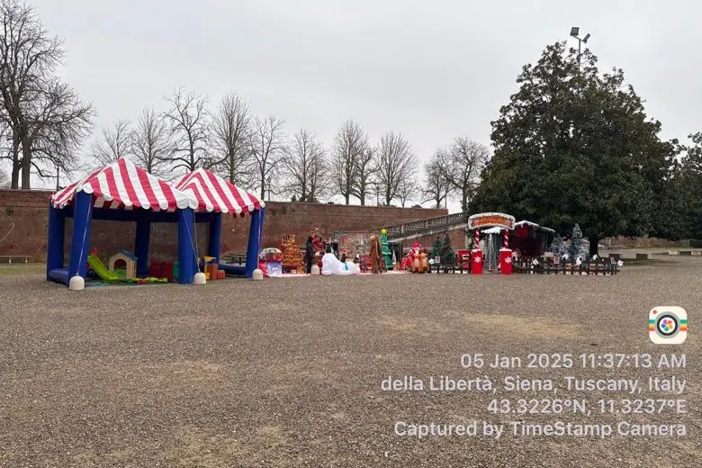 Villaggio di Natale, Sena Civitas sulle affermazioni di Gabriella Piccinni Villaggio di Natale, immagine di Sena Civitas