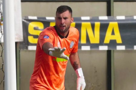 Pareggio a rete inviolate per il Siena in casa del Seravezza Andrea Giusti, portiere del Siena Fc