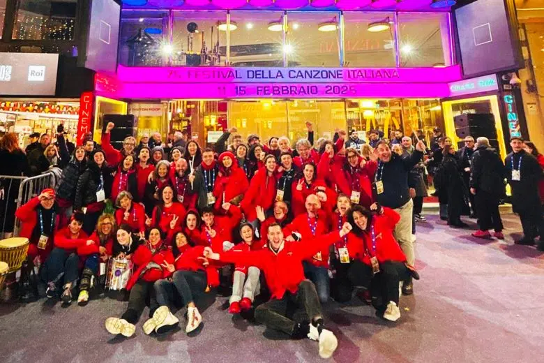 Bandão al Festival di Sanremo col super ospite Jovanotti Bandão al Festival di Sanremo 2025 davanti al teatro Ariston