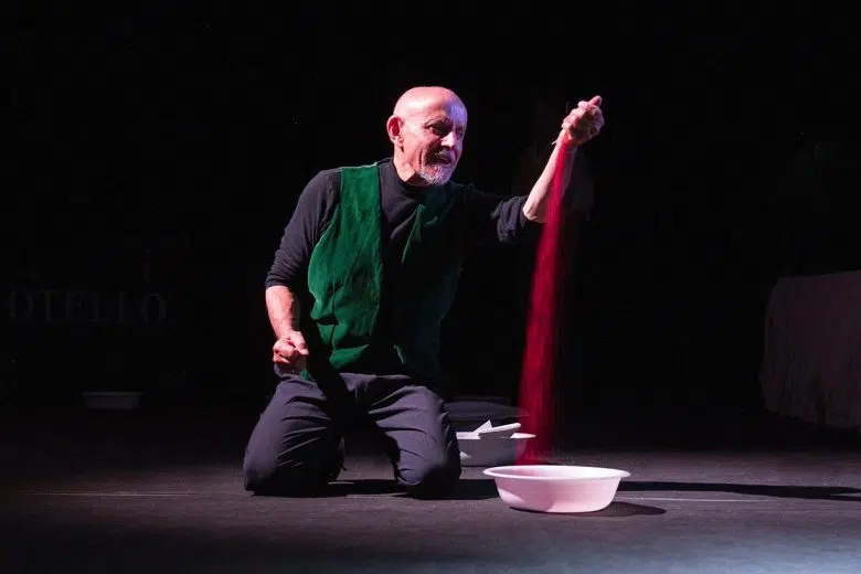 Giuseppe Cederna in Otello, al Teatro Alfieri di Castelnuovo Berardenga Giuseppe Cederna nello spettacolo Otello