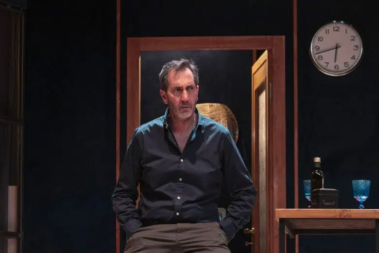 Paolo Genovese in una scena dello spettacolo "Perfetti sconosciuti"