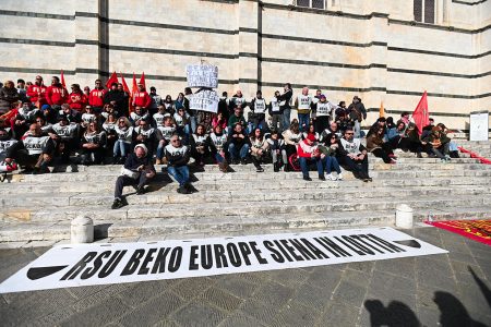 PD: “Michelotti dichiara chiusura stabilimento Beko Siena, noi continueremo a resistere” Beko Siena, manifestazione dei sindacati in piazza Duomo