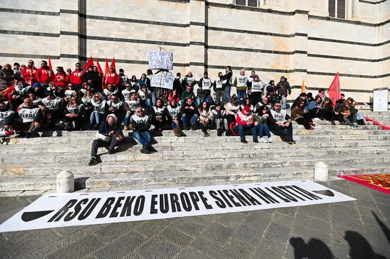 PD: “Michelotti dichiara chiusura stabilimento Beko Siena, noi continueremo a resistere” Beko Siena, manifestazione dei sindacati in piazza Duomo